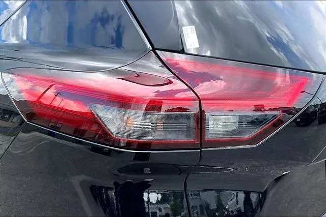 2023 Nissan Rogue SV thumbnail 20