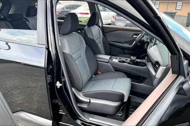 2023 Nissan Rogue SV thumbnail 25