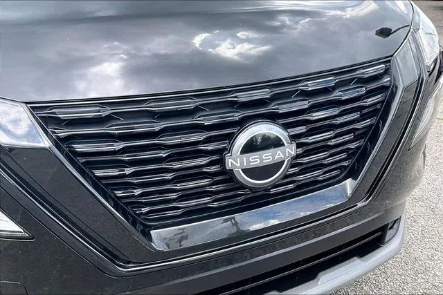 2023 Nissan Rogue SV thumbnail 28