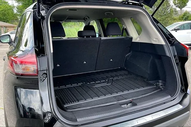 2023 Nissan Rogue SV thumbnail 30