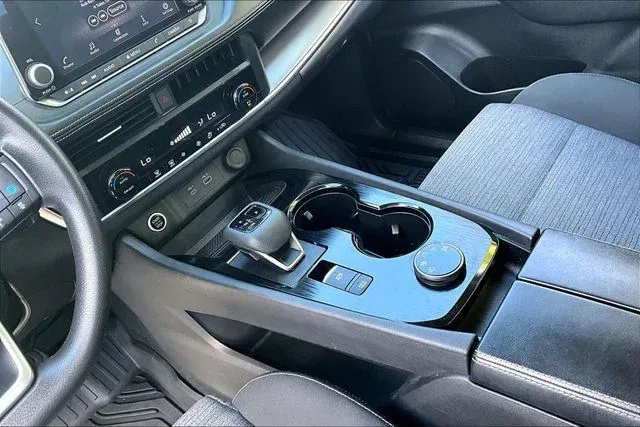 2023 Nissan Rogue SV thumbnail 15