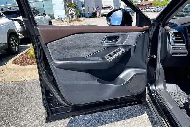 2023 Nissan Rogue SV thumbnail 17