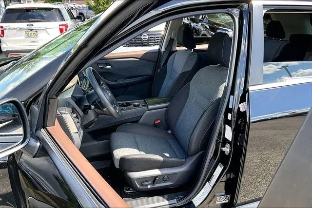 2023 Nissan Rogue SV thumbnail 18