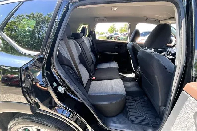 2023 Nissan Rogue SV thumbnail 22