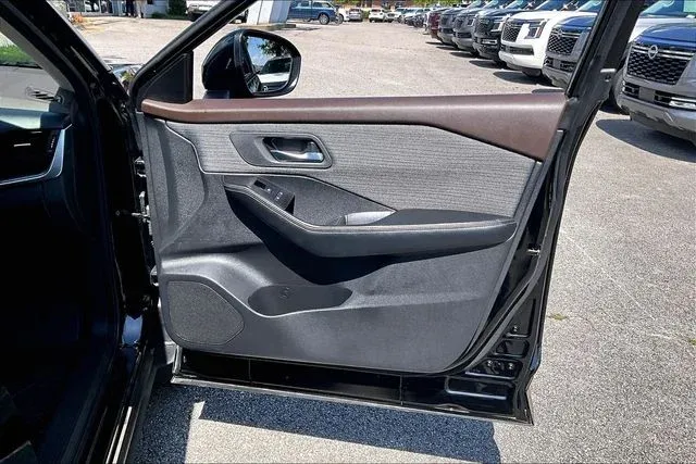 2023 Nissan Rogue SV thumbnail 25