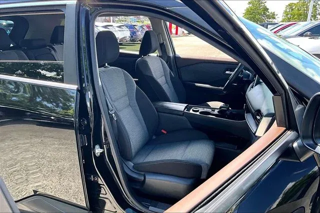2023 Nissan Rogue SV thumbnail 26