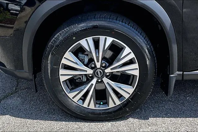 2023 Nissan Rogue SV thumbnail 28