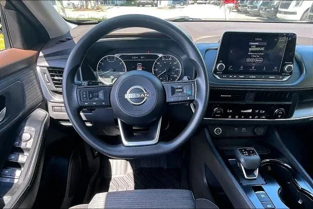 2023 Nissan Rogue SV thumbnail 8