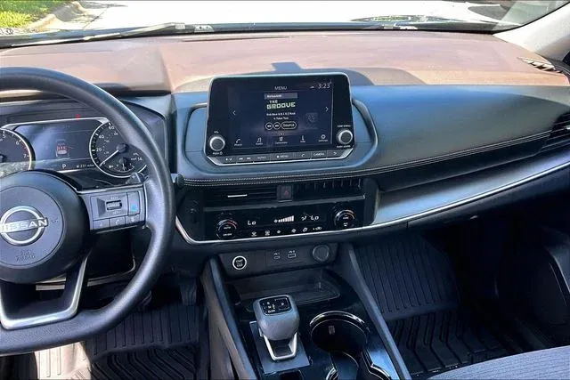 2023 Nissan Rogue SV thumbnail 9