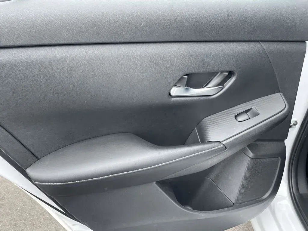 2023 Nissan Sentra SV thumbnail 11