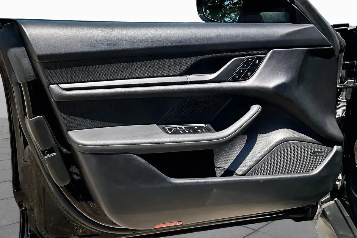 2023 Porsche Taycan thumbnail 24