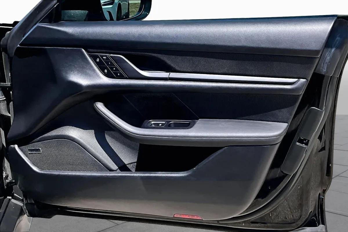 2023 Porsche Taycan thumbnail 25
