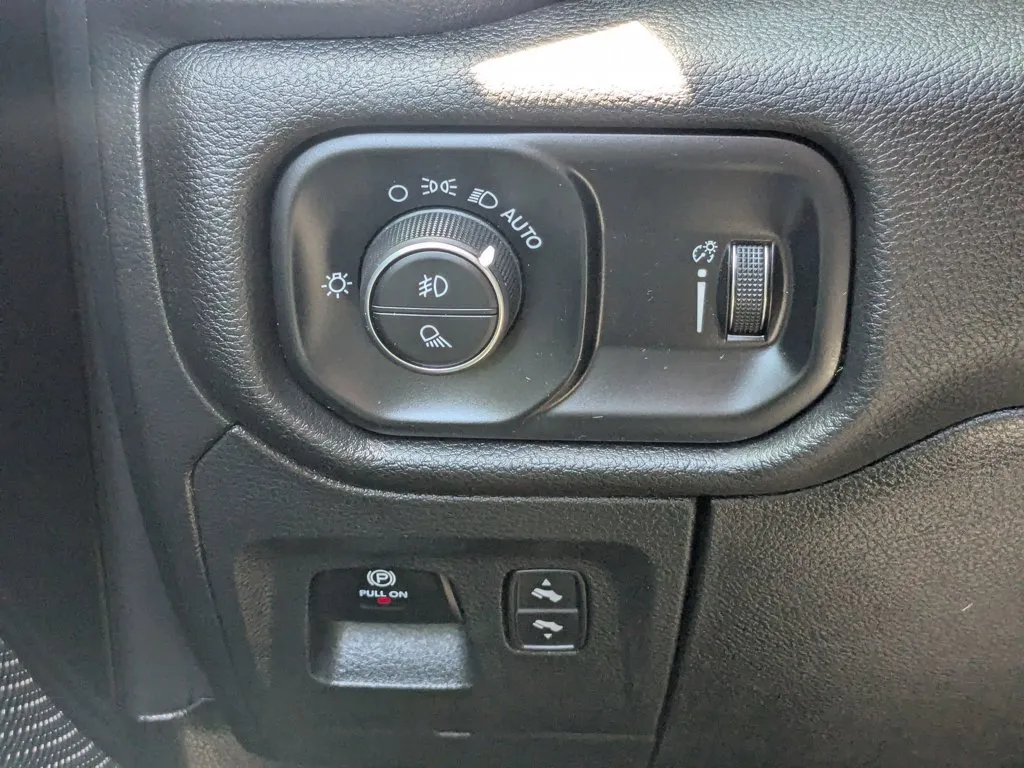 2023 Ram 1500 Big Horn thumbnail 21