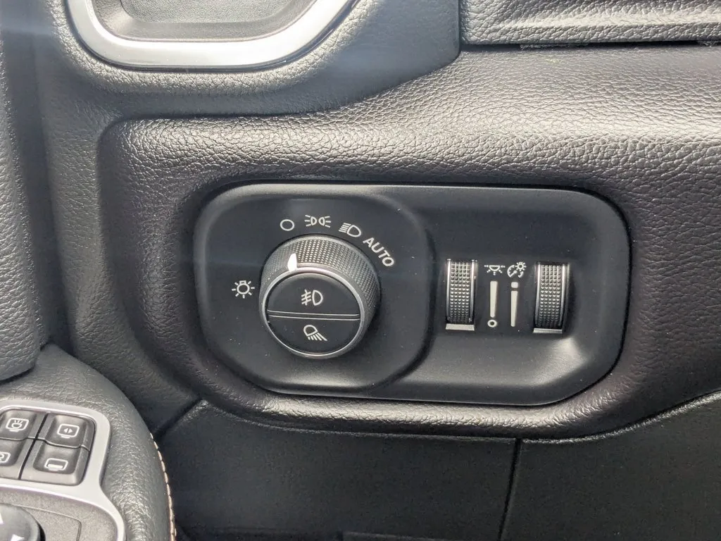 2023 Ram 2500 Laramie thumbnail 21