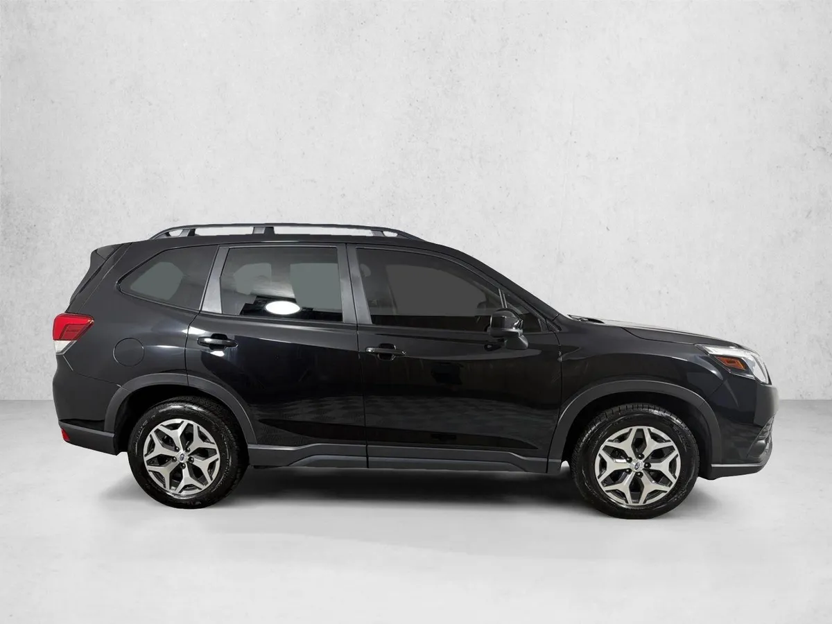 2023 Subaru Forester Premium thumbnail 3