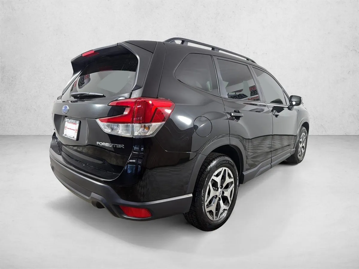2023 Subaru Forester Premium thumbnail 4