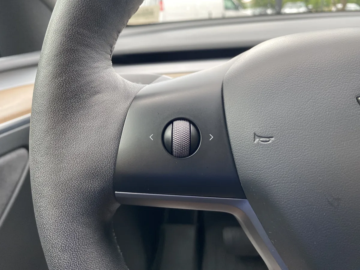 2023 Tesla Model Y Long Range thumbnail 19