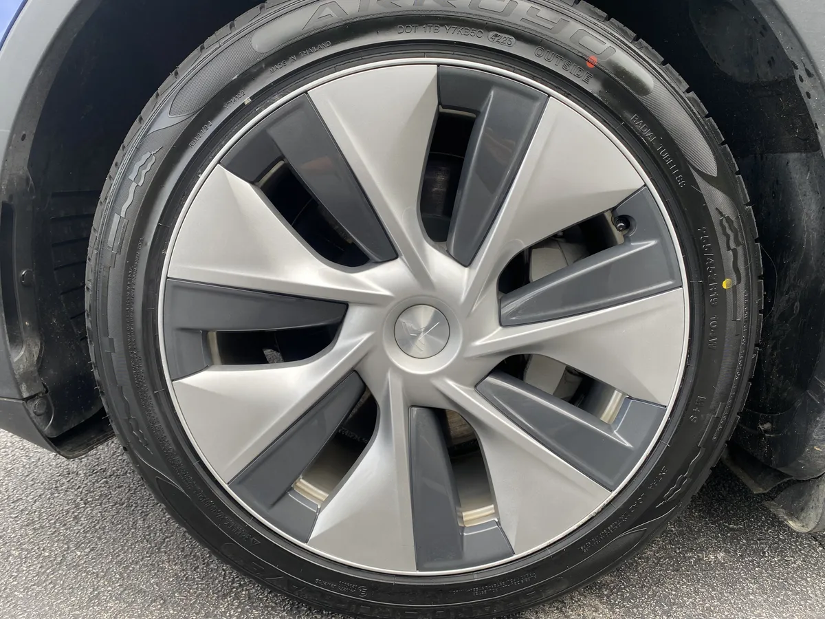 2023 Tesla Model Y Long Range thumbnail 38