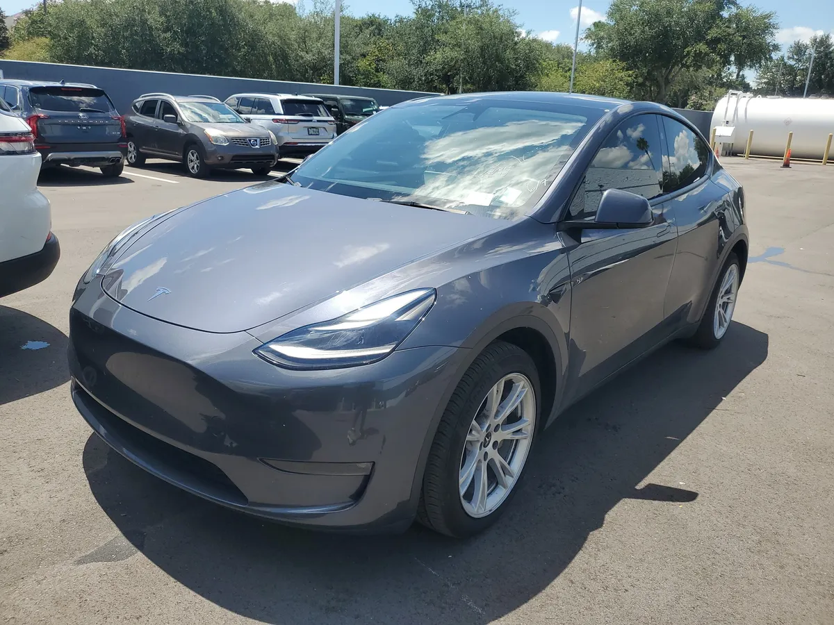 2023 Tesla Model Y Long Range thumbnail 3