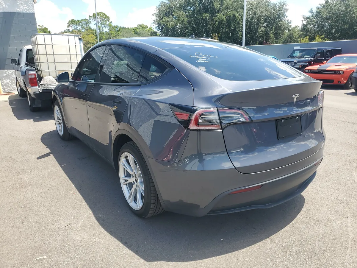 2023 Tesla Model Y Long Range thumbnail 4