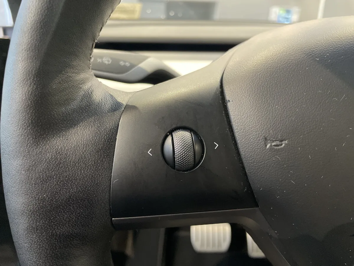 2023 Tesla Model Y Performance thumbnail 18