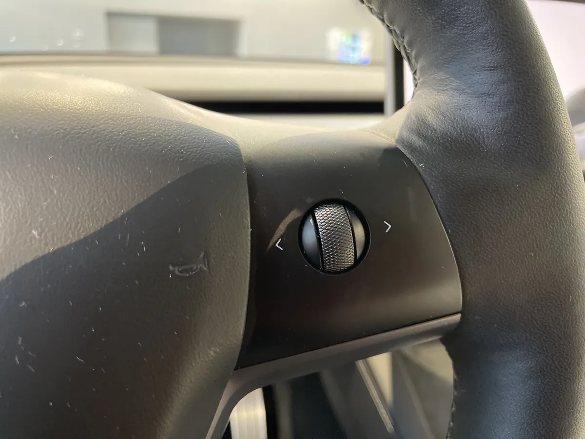 2023 Tesla Model Y Performance thumbnail 19