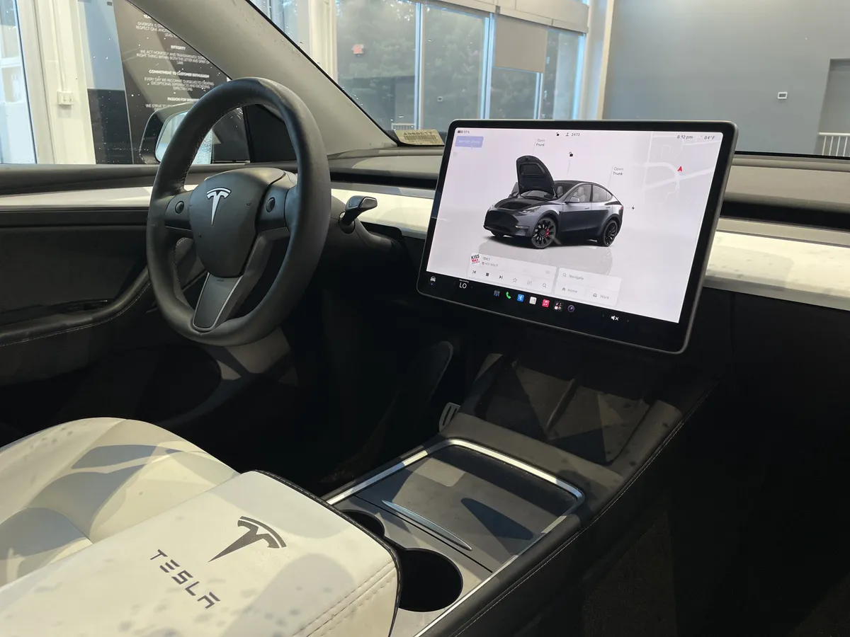 2023 Tesla Model Y Performance thumbnail 30