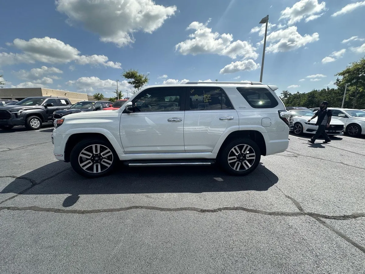 2023 Toyota 4Runner Limited thumbnail 9