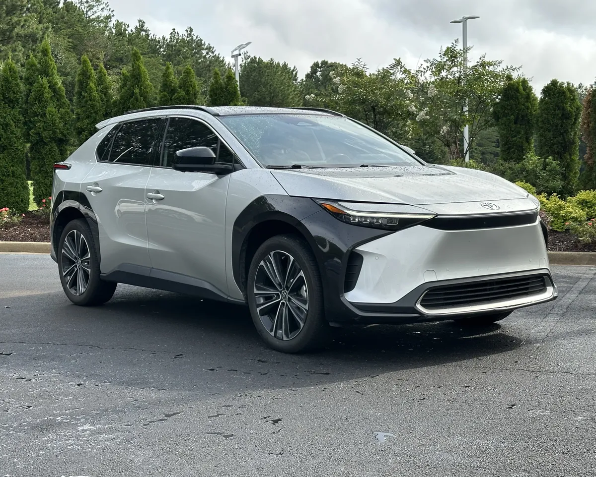 2023 Toyota bZ4X Limited AWD thumbnail 2