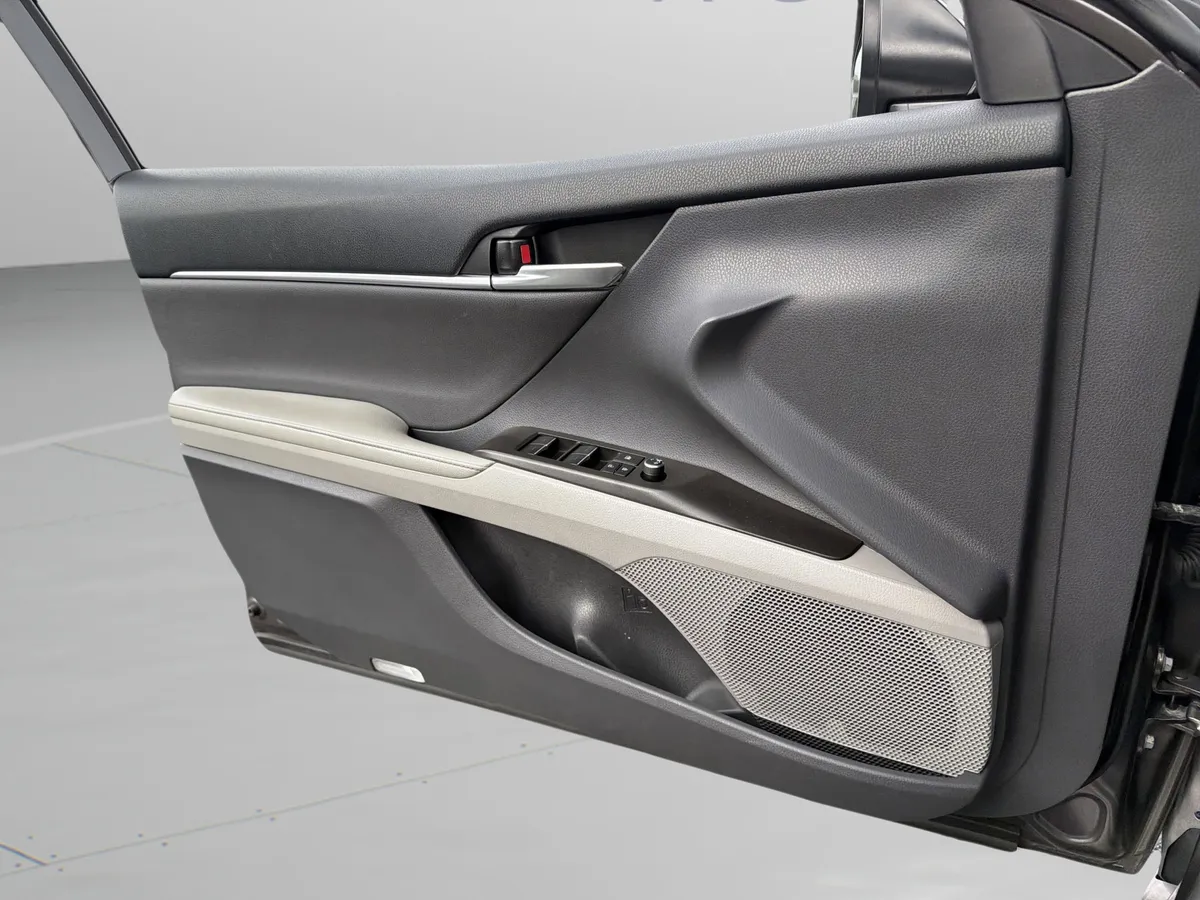 2023 Toyota Camry Hybrid XLE thumbnail 10