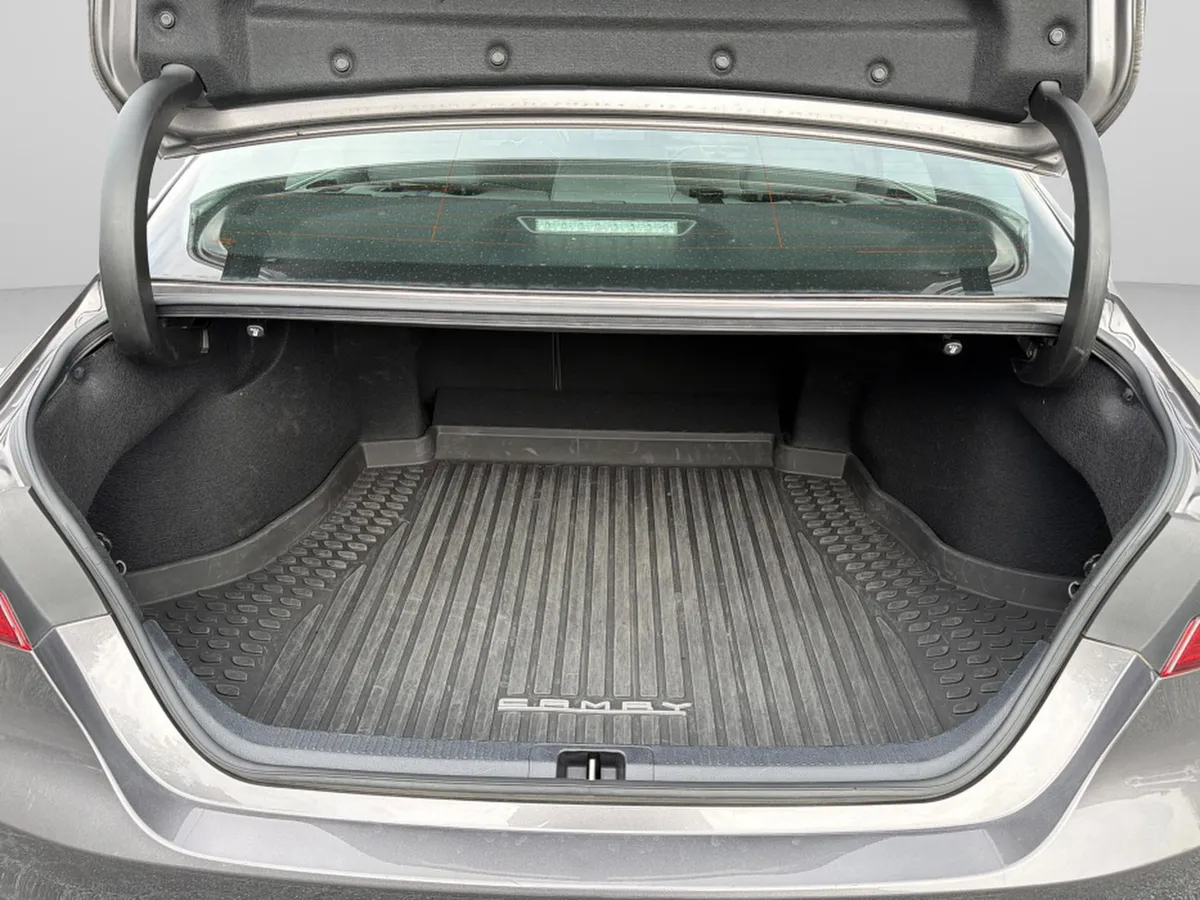 2023 Toyota Camry Hybrid XLE thumbnail 11