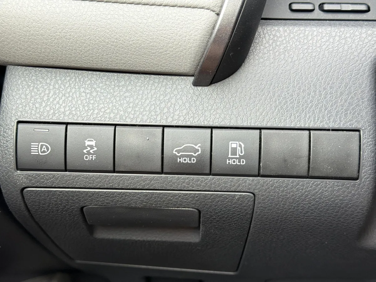 2023 Toyota Camry Hybrid XLE thumbnail 12