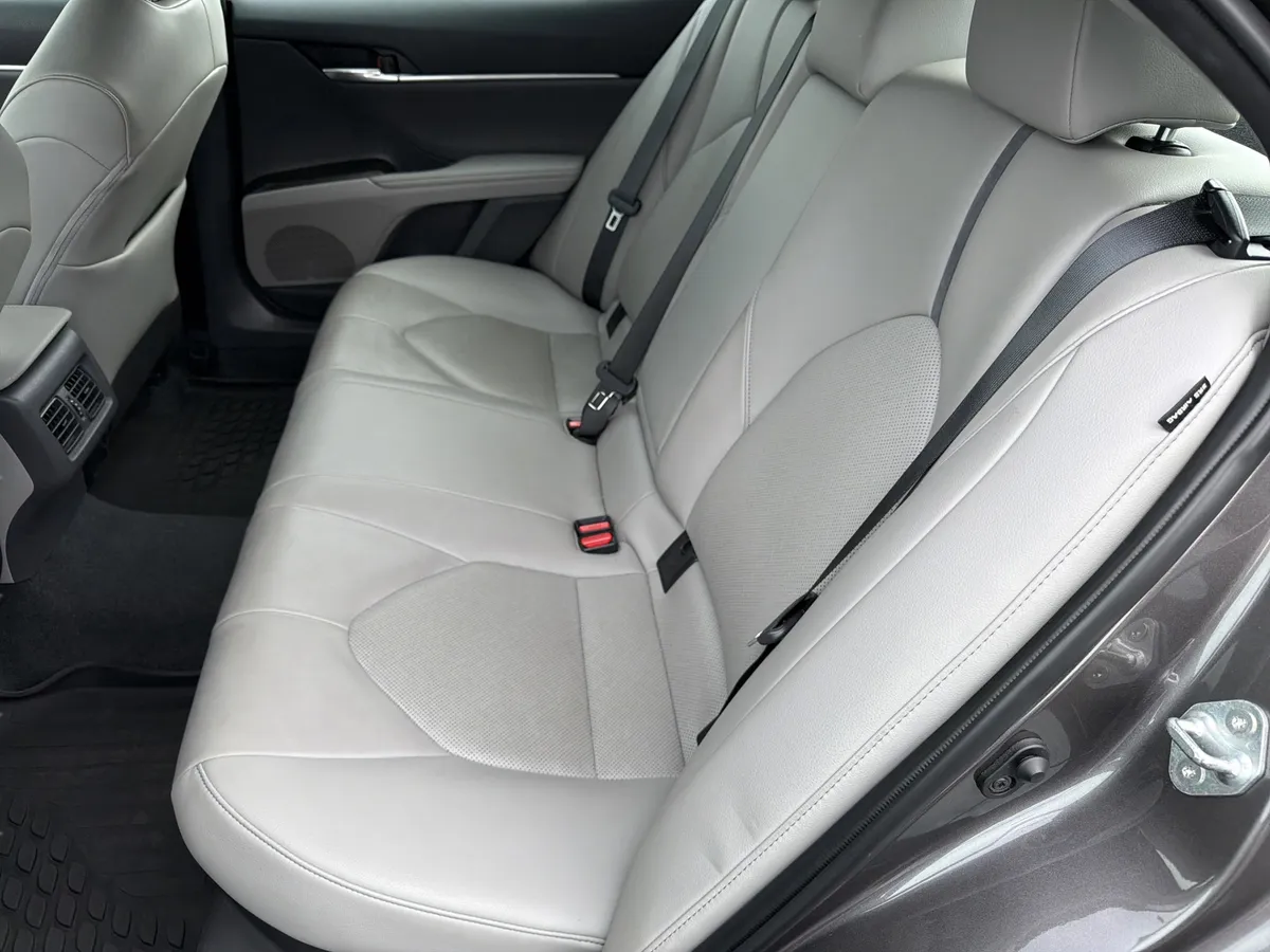 2023 Toyota Camry Hybrid XLE thumbnail 15