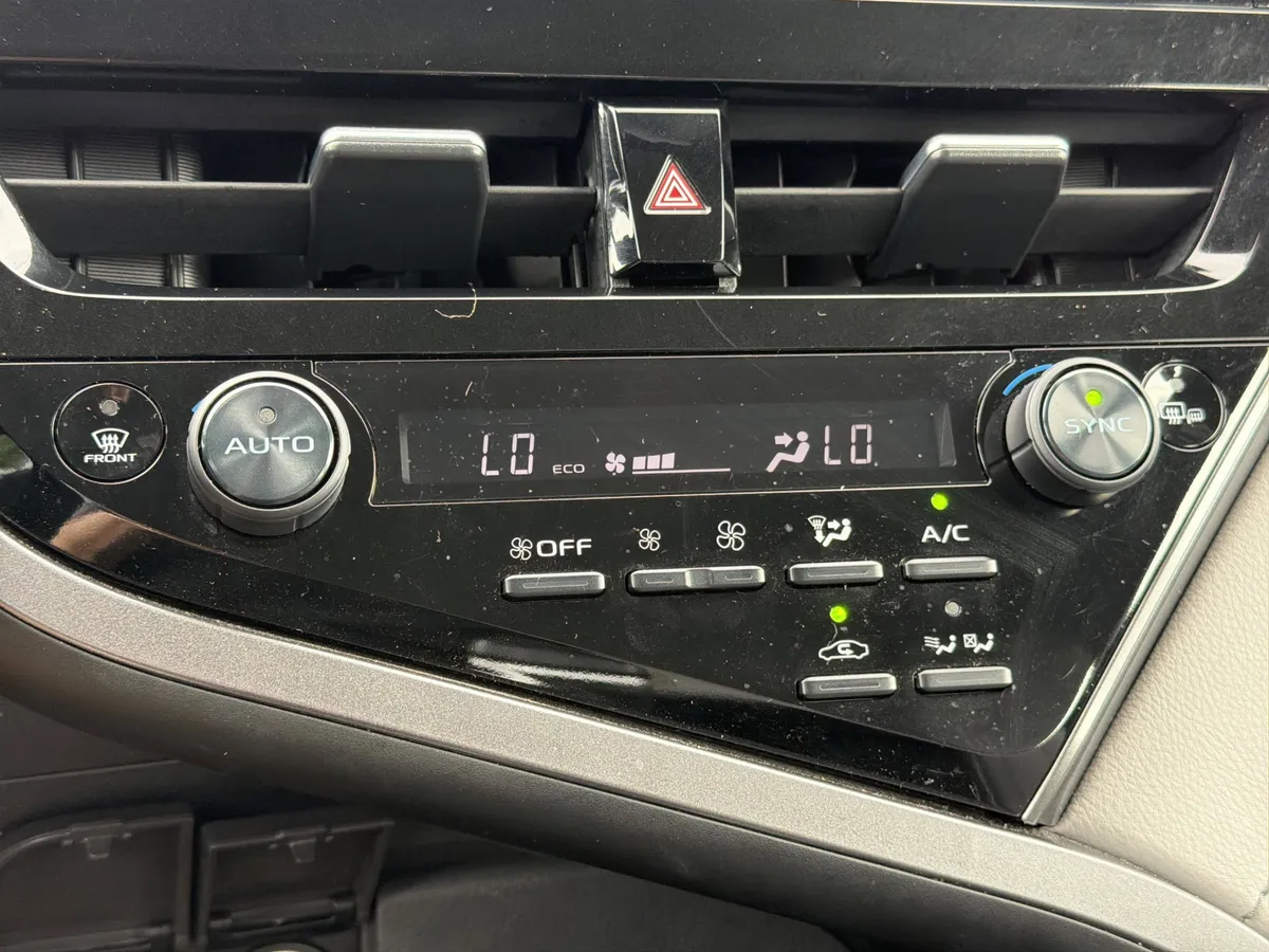 2023 Toyota Camry Hybrid XLE thumbnail 24