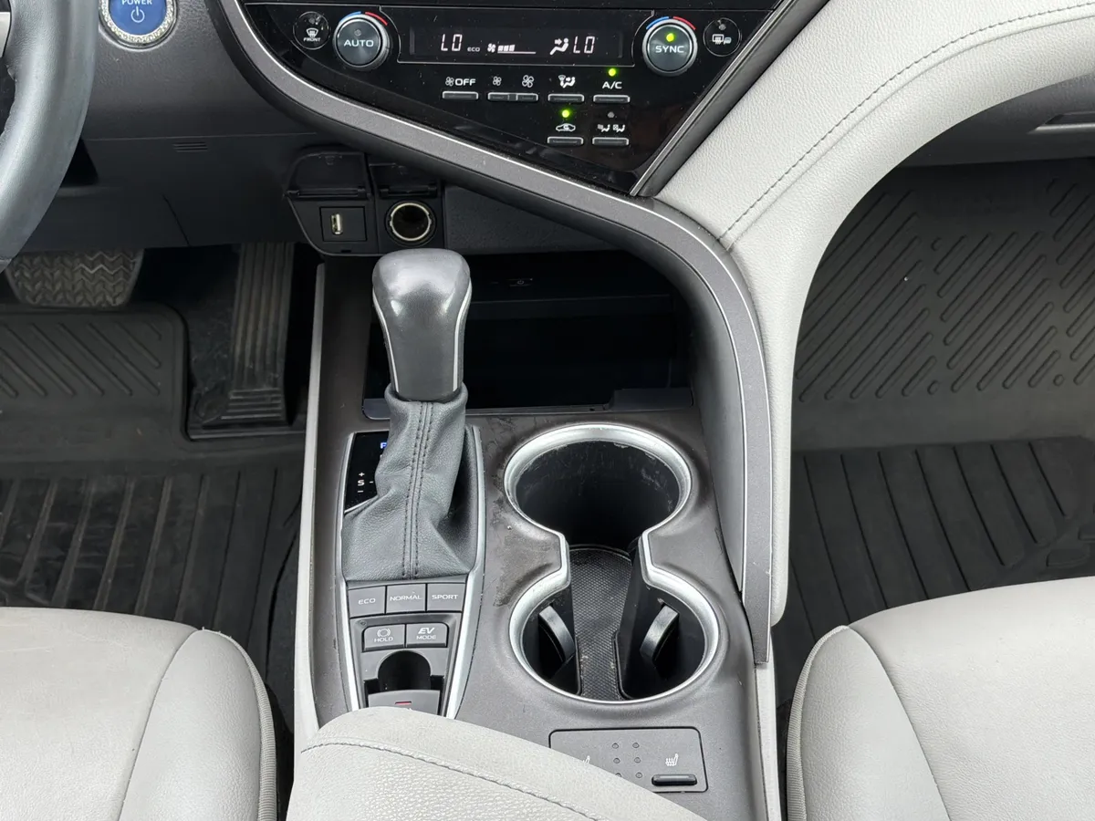 2023 Toyota Camry Hybrid XLE thumbnail 26