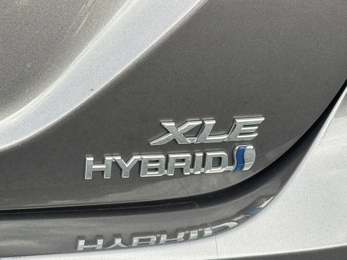 2023 Toyota Camry Hybrid XLE thumbnail 29