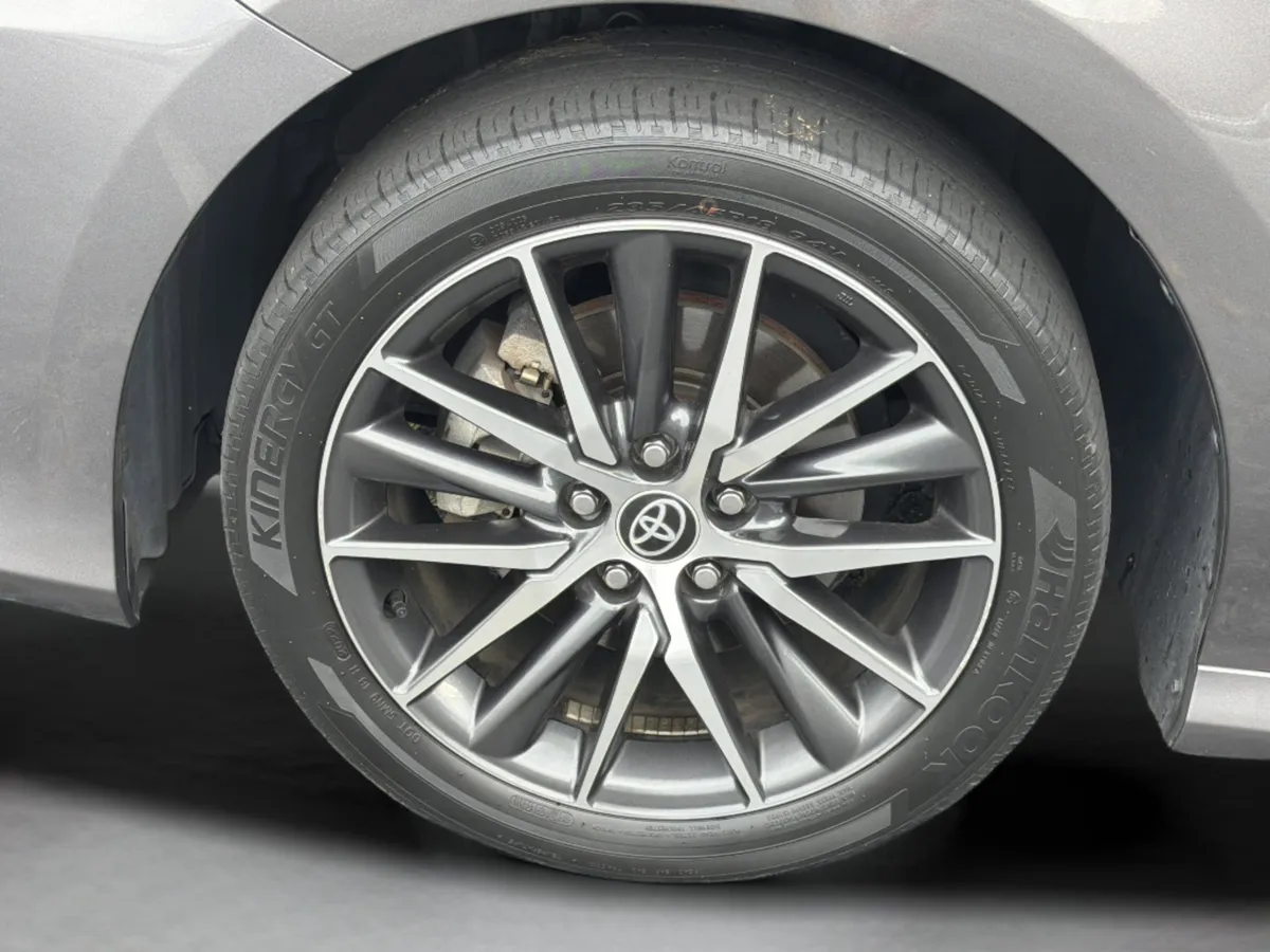 2023 Toyota Camry Hybrid XLE thumbnail 32
