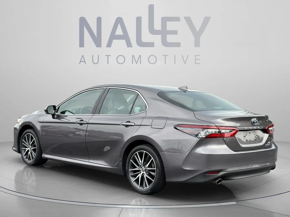 2023 Toyota Camry Hybrid XLE thumbnail 4