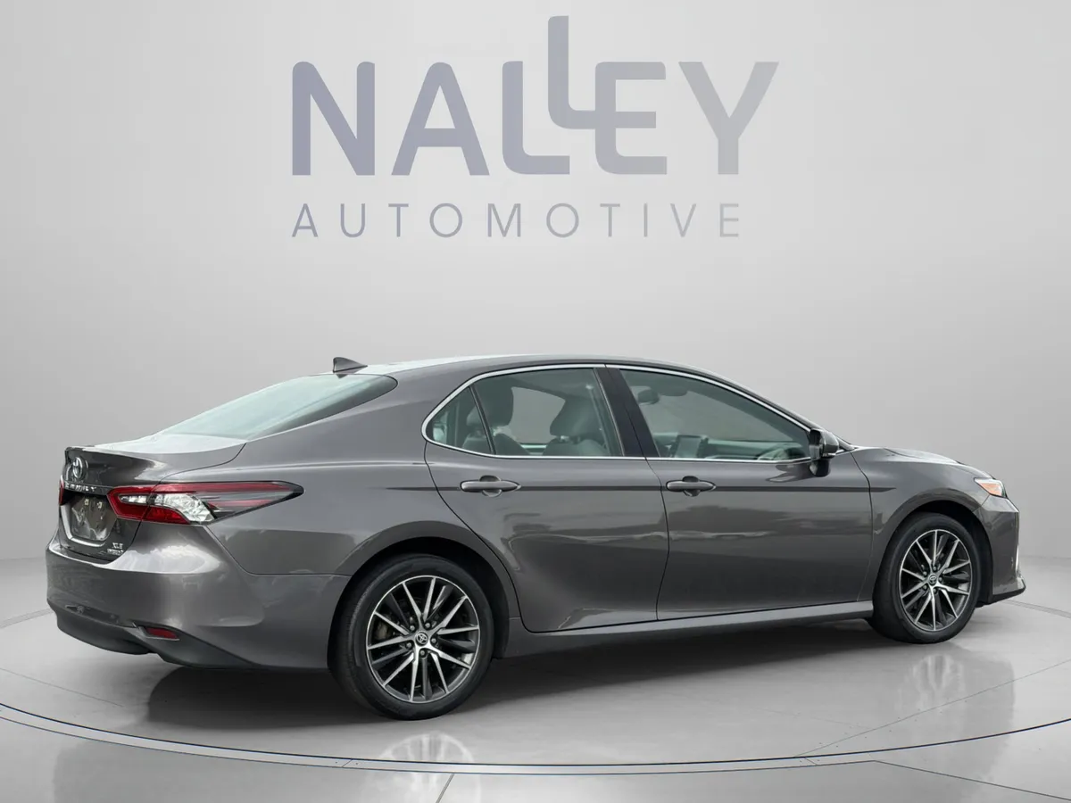 2023 Toyota Camry Hybrid XLE thumbnail 6