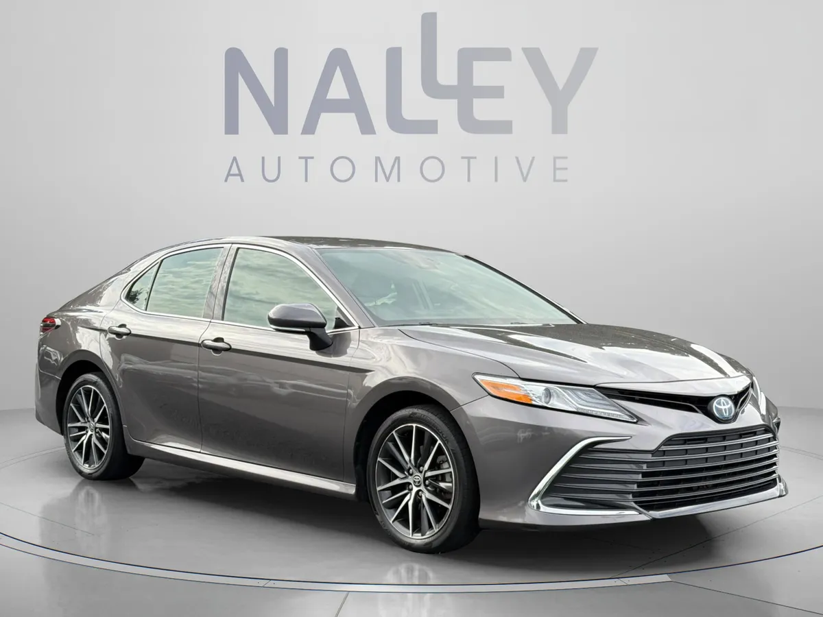 2023 Toyota Camry Hybrid XLE thumbnail 8