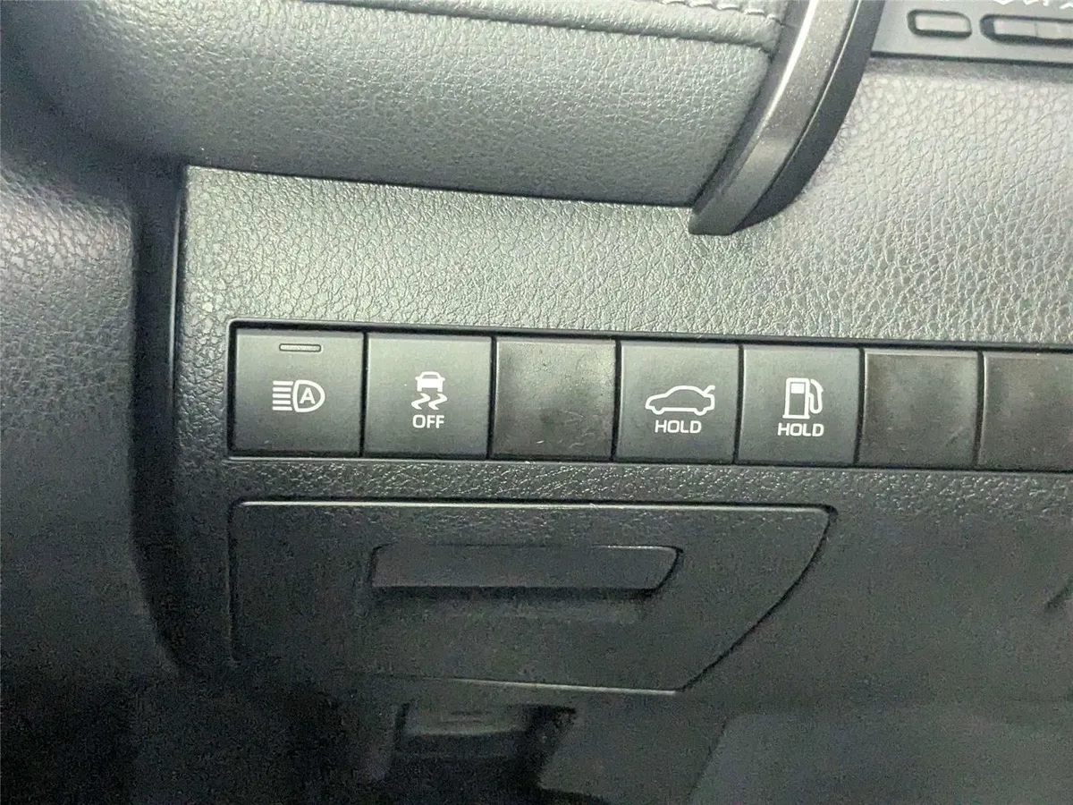 2023 Toyota Camry LE thumbnail 18
