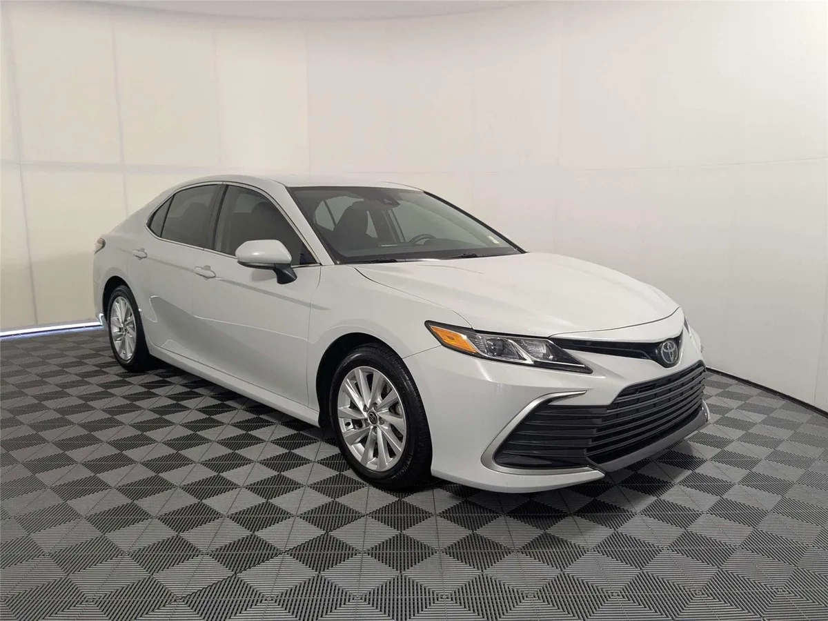 2023 Toyota Camry LE thumbnail 3