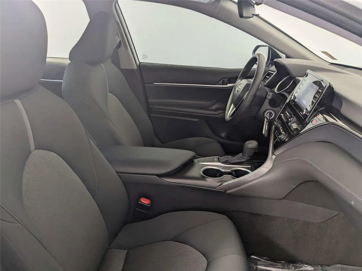 2023 Toyota Camry LE thumbnail 31