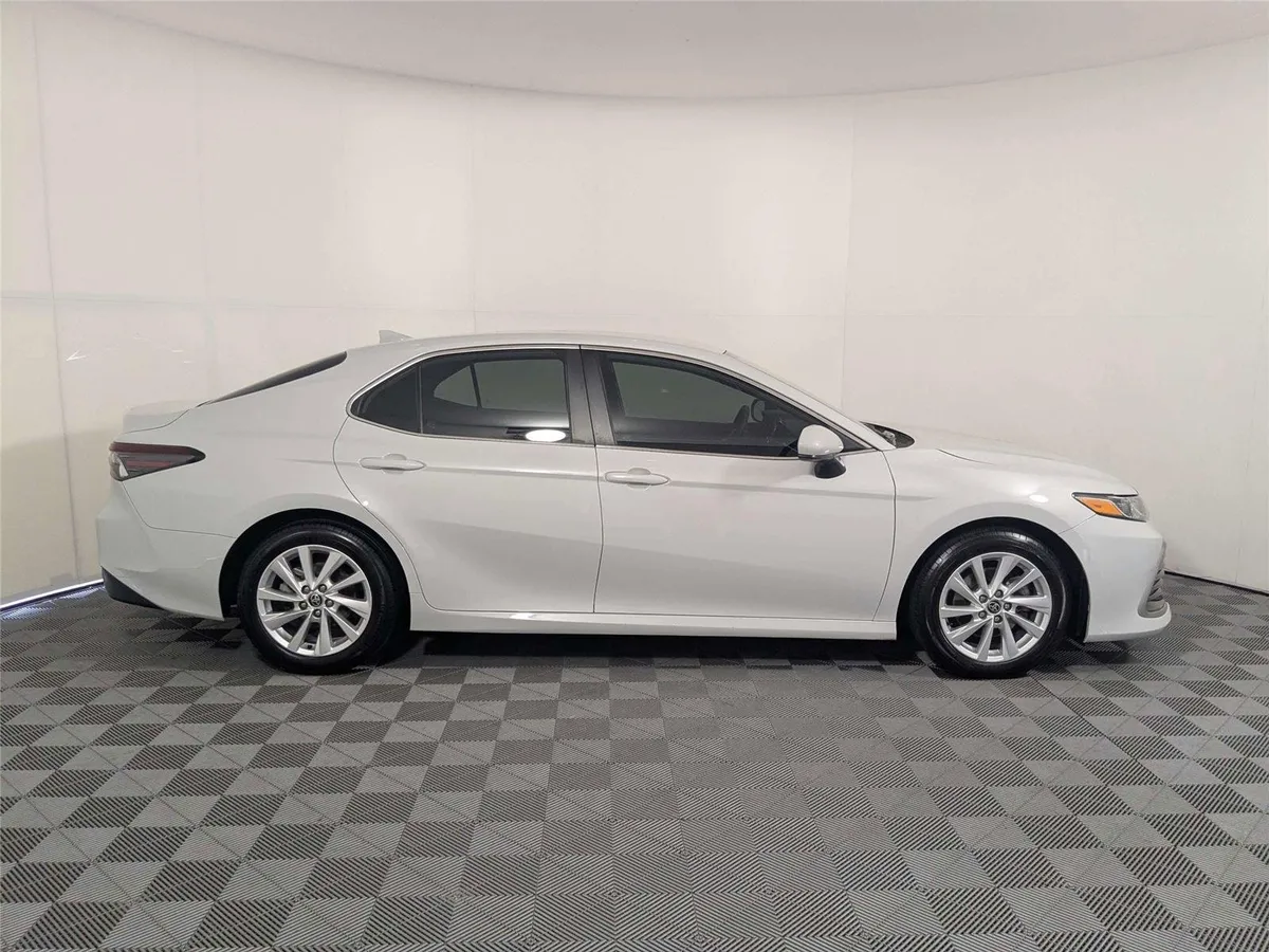 2023 Toyota Camry LE thumbnail 4