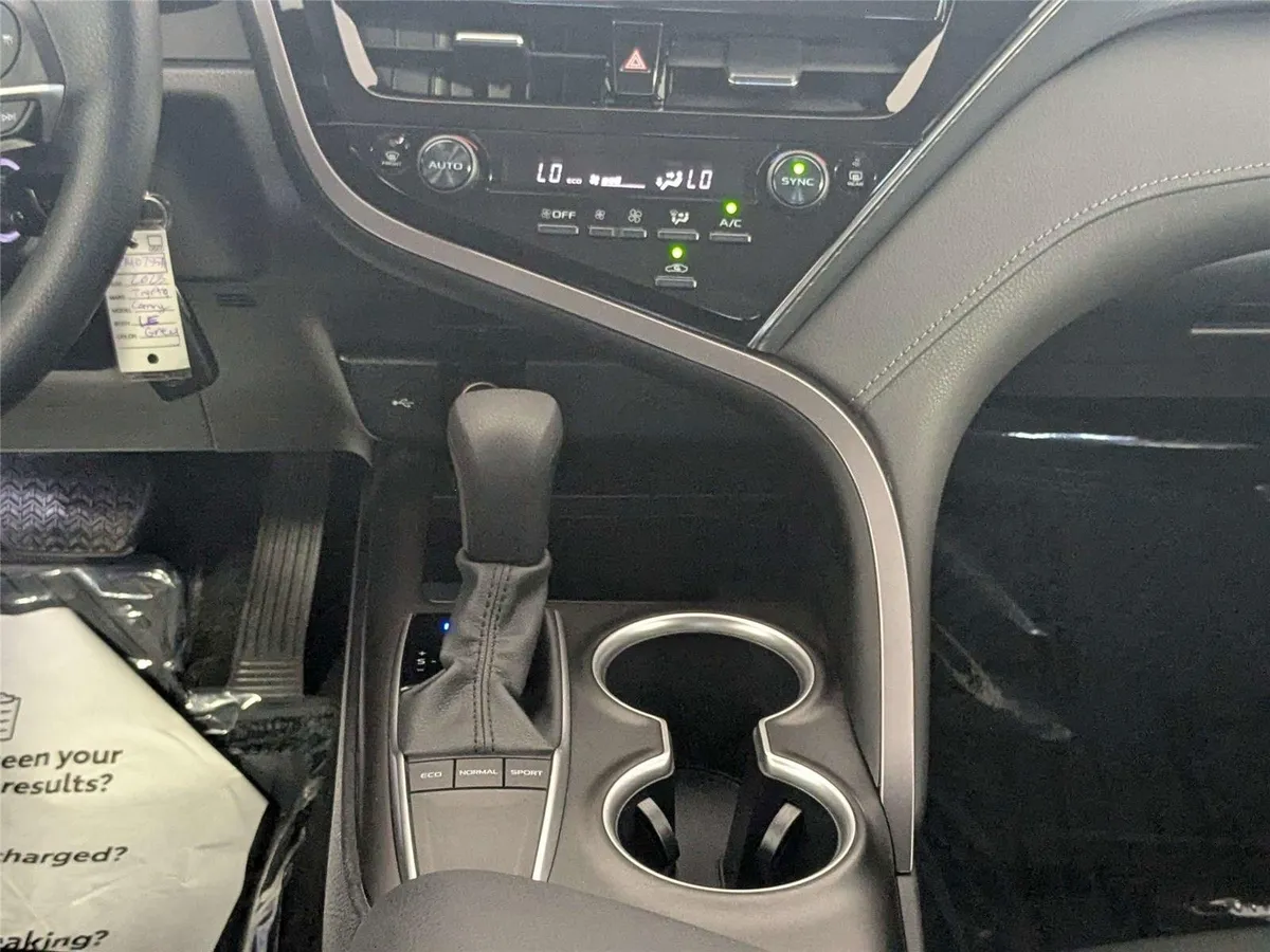 2023 Toyota Camry LE thumbnail 40