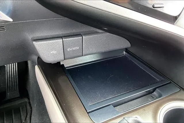 2023 Toyota Camry LE thumbnail 24