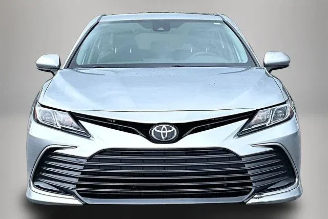 2023 Toyota Camry LE thumbnail 3