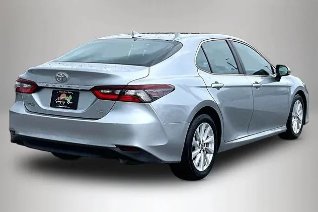 2023 Toyota Camry LE thumbnail 5