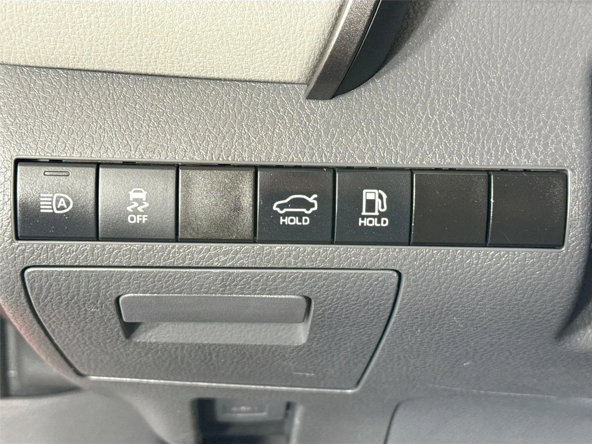 2023 Toyota Camry SE thumbnail 13