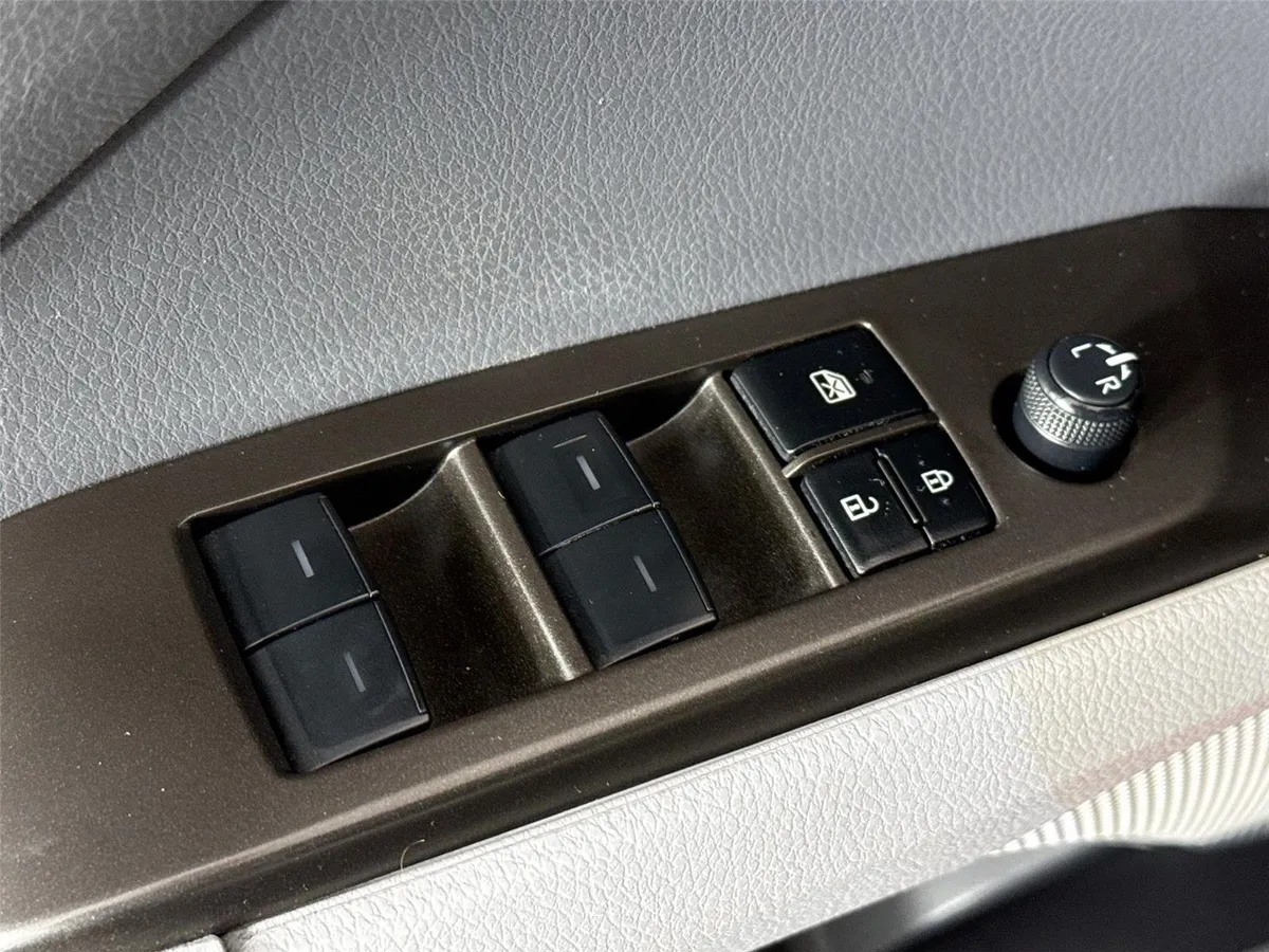 2023 Toyota Camry SE thumbnail 23